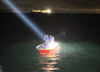 PATI yang cuba menceroboh masuk melalui perairan negara berjaya ditahan di lokasi 1.5 batu nautika selatan Teluk Ramunia oleh TLDM di Kota Tinggi, Johor, semalam.