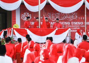 Ahmad Zahid Hamidi diiringi Timbalan Presiden UMNO, Datuk Seri Mohamad Hasan menaikkan bendera parti itu sempena Perhimpunan Agung UMNO 2023 di Dewan Merdeka, Kuala Lumpur, semalam. - UTUSAN/AFIQ RAZALI