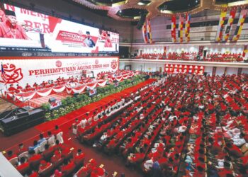 PERHIMPUNAN Agung UMNO (PAU) 2023 sudah seminggu berlalu, namun kini kedengaran dakwaan-dakwaan tidak berasas bertujuan mencalar dan menjatuhkan imej parti itu. – UTUSAN/AFIQ RAZALI
