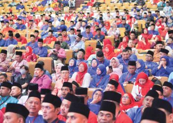 Sebahagian daripada perwakilan yang mengikuti hari terakhir Perhimpunan Agung UMNO 2023 di Dewan Merdeka, Pusat Dagangan Dunia Kuala Lumpur,semalam.