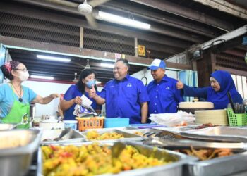 DATUK Rozabil Abd. Rahman (dua dari kiri) dan Syed Atif Syed Abu Bakar (tiga dari kiri) beramah mesra dengan masyarakat Cina di pasar pagi pekan Pauh, Arau, Perlis hari ini.- UTUSAN/IZLIZAN OTHMAN