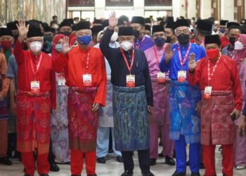AHMAD Zahid Hamidi (tengah) bersama Naib Presiden UMNO, Datuk Seri Ismail Sabri Yaakob merangkap Perdana Menteri (tiga dari kiri), Naib Presiden UMNO, Datuk Seri Mahdzir Khalid (empat dari kanan), Setiausaha Agung UMNO, Datuk Seri Ahmad Maslan (tiga dari kanan) dan Pengerusi Tetap UMNO, Tan Sri Badruddin Amiruldin (dua dari kiri) melambai ke arah wakil media ketika tiba sempena Perhimpunan Agung UMNO (PAU) Khas di Dewan Merdeka, Pusat Dagangan Dunia Kuala Lumpur (WTCKL), hari ini. - FOTO/MUHAMAD IQBAL ROSLI