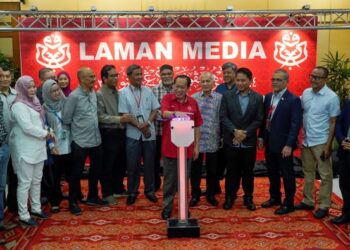 AHMAD Maslan merasmikan Laman Media sempena Perhimpunan Agung UMNO 2022 diiringi oleh barisan ketua ketua editor daripada pelbagai agensi media di Pusat Dagangan Dunia (WTC) Kuala Lumpur hari ini. -UTUSAN/AMIR KHALID
