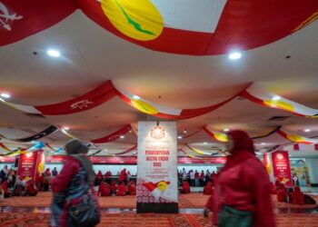 PENULIS mempersoalkan tindakan akhbar arus perdana  menyiarkan kritikan-kritikan keras ke atas perjalanan dan keputusan PAU 2022 yang disifatkan berat sebelah. – UTUSAN/AFIQ RAZALI