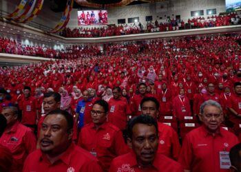 TINDAKAN UMNO memecat dan menggantung beberapa pemimpinnya yang didakwa membelakangkan dan melanggar peraturan parti mencetuskan reaksi yang berbelah-bahagi dalam kalangan ahli-ahlinya. - UTUSAN/ AMIR KHALID