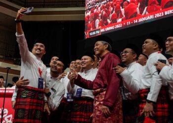 Dr Asyraf Wajdi  bergambar bersama Timbalan Presiden UMNO, Datuk Seri Mohamad selepas Majlis Perasmian Perhimpunan Agung Wanita, Pergerakan Pemuda dan Puteri pada Perhimpunan Agung UMNO 2022  di Dewan Merdeka, Pusat Dagangan Dunia (WTC) Kuala Lumpur semalam.