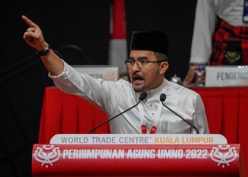 ASYRAF Wajdi menyampaikan ucapan dasar pada Perhimpunan Agung Pemuda UMNO di Dewan Merdeka, Pusat Dagangan Dunia (WTC), Kuala Lumpur. - UTUSAN/AMIR KHALID