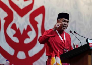 AHMAD Zahid Hamidi berucap pada Ucapan Dasar Presiden sempena Perhimpunan Agung UMNO 2022 di Dewan Merdeka, Pusat Dagangan Dunia (WTC) Kuala Lumpur. - UTUSAN/AMIR KHALID