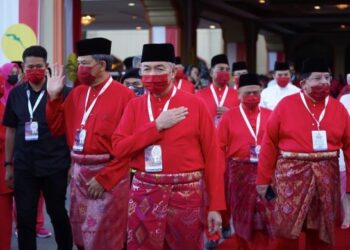 AHMAD Zahid Hamidi menegaskan Barisan Nasional akan bertanding bersendirian dan menggunakan logo serta lambang dacing dalam Pilihan Raya Umum Ke-15 (PRU-15). - UTUSAN/AMIR KHALID