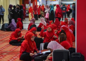 SUASANA sekitar kaunter pendaftaran perwakilan semasa tinjauan hari pertama di Perhimpunan Agung UMNO 2023 di Pusat Dagangan Dunia (WTC) Kuala Lumpur di sini hari ini. -UTUSAN/AMIR KHALID