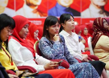 TEO Nie Ching turut hadir bagi mendengar ucapan dasar Ketua Wanita UMNO, Datuk Dr Noraini Ahmad dalam Perhimpunan Agung UMNO 2023 di Pusat Dagangan Dunia (WTC) Kuala Lumpur hari ini.  -UTUSAN AMIR KHALID
