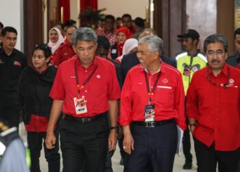 PRESIDEN UMNO, Datuk Seri Dr. Ahmad Zahid Hamidi diiringi Mohamad Hasan tiba di pekarangan Dewan Merdeka bagi menghadiri sesi taklimat sempena Perhimpunan Agung UMNO 2023 di Pusat Dagangan Dunia (WTC) Kuala Lumpur di sini hari ini.-UTUSAN/AMIR KHALID