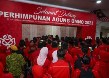 PERWAKILAN berpusu-pusu memasuki Dewan Merdeka bagi mendengar ucapan taklimat oleh Presiden UMNO, Datuk Seri Dr. Ahmad Zahid Hamidi sempena Perhimpunan Agung UMNO 2023 di Pusat Dagangan Dunia (WTC) Kuala Lumpur di sini hari ini. -UTUSAN/AMIR KHALID