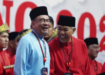 Perdana Menteri, Datuk Seri Anwar Ibrahim disambut Presiden UMNO, Datuk Seri Ahmad Zahid Hamidi ketika hadir Perhimpunan Agung UMNO  2023 di Dewan Merdeka, Pusat Dagangan Dunia (WTC) Kuala Lumpur semalam.  – UTUSAN/ AMIR KHALID