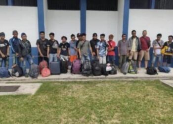 SEJUMLAH 16 PATI yang ditahan polis semasa menunggu bot untuk keluar secara haram di Jalan Pengerang, Kota Tinggi semalam.