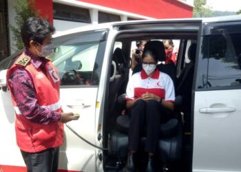 TUNKU Puteri Intan Safinaz Sultan Abdul Halim Mu’adzam Shah (kanan) ketika melancarkan program Easy Transfer di Pejabat PBSM Cawangan Pulau Pinang, Georgetown, hari ini.