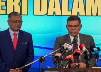 SAIFUDDIN Nasution Ismail bercakap kepada media selepas mengadakan sesi lawatan kerja ke Ibu pejabat Polis Diraja Malaysia, Bukit Aman. Turut hadir, Shamsul Anuar Nasarah. - UTUSAN/MOHD FARIZWAN HASBULLAH