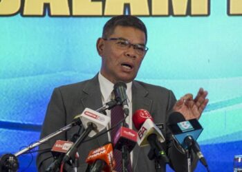 SAIFUDDIN Nasution Ismail bercakap kepada media selepas mengadakan sesi lawatan kerja ke Ibu pejabat Polis Diraja Malaysia, Bukit Aman. - UTUSAN/MOHD FARIZWAN HASBULLAH