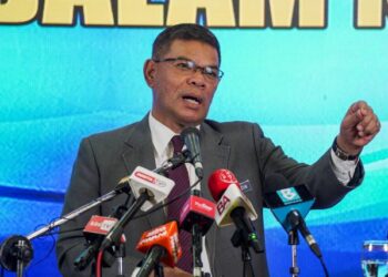 SAIFUDDIN Nasution Ismail bercakap kepada media selepas mengadakan sesi lawatan kerja ke Ibu pejabat Polis Diraja Malaysia, Bukit Aman. - UTUSAN/MOHD FARIZWAN HASBULLAH