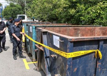 BEH Eng Lai menunjukkan tong sampah roro yang dirampas oleh pihak polis pada sidang akhbar kejayaan penumpasan Geng Sara curi tong sampah roro di Balai Polis Jinjang, Sentul, Kuala Lumpur. - UTUSAN/AFIQ RAZALI