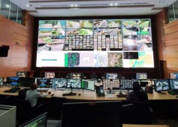 KEADAAN petugas di Putrajaya Command Center yang dibangunkan Perbadanan Putrajaya bagi memantau keselamatan penduduk. – FOTO/IHSAN PERBADANAN PUTRAJAYA