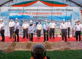 MAJLIS pecah tanah pembinaan kemudahan pengeluaran bahan untuk oxyalkylates di Terengganu yang dibangunkan oleh Petronas Chemicals dan PCC SE. – IHSAN PCG