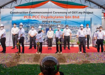 MAJLIS pecah tanah pembinaan kemudahan pengeluaran bahan untuk oxyalkylates di Terengganu yang dibangunkan oleh Petronas Chemicals dan PCC SE. – IHSAN PCG