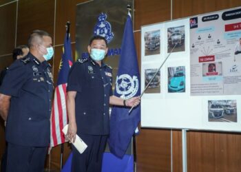 KETUA Polis Negara, Abdul Hamid Bador (kanan) menunjukkan rangkaian sindiket pengubahan wang haram antarabangsa dalam sidang akhbar tentang pengubahan wang haram kumpulan jenayah terancang - Geng Nicky di Ibu pejabat Polis Bukit Aman sebelum ini. - UTUSAN/FARIZ RUSADIO