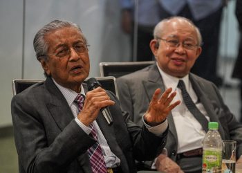 Tun Dr Mahathir Mohamad berbincang bersama Tengku Razaleigh Hamzah selepas sidang akhbar di Yayasan Al-Bukhary, Jalan Perdana di Kuala Lumpur kelmarin.