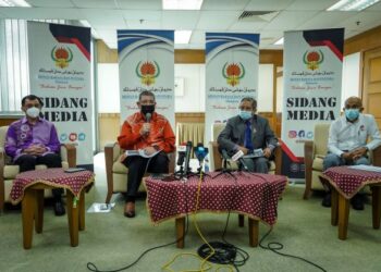 (Dari kiri) Ahmad Idham, Saifuddin Abdullah, Dr. Awang Sariyan dan Sakri Abdullah pada program pengantarabangsaan Bahasa Persuratan Melayu di ibu negara hari ini.- UTUSAN/FARIZ RUSADIO