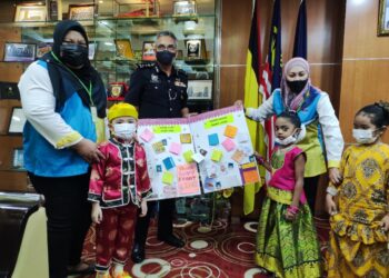 MOHAMAD Mat Yusop menerima kad ucapan penghargaan daripada guru dan murid Tabika Perpaduan Kampung Semarak di pejabatnya di IPK Negeri Sembilan di Seremban, hari ini. - UTUSAN/BADRUL HAFIZAN MAT ISA