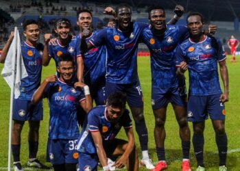 SABAH FC menjadi mangsa kejutan terbaharu PDRM FC yang menang 1-0 dalam aksi Liga Super terakhir mereka di Petaling Jaya, 8 Jun lalu. – UTUSAN/SHIDDIEQIIN ZON