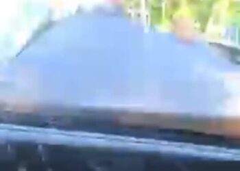 TANGKAP layar klip video memaparkan seorang lelaki memecahkan cermin sisi kereta isterinya. 