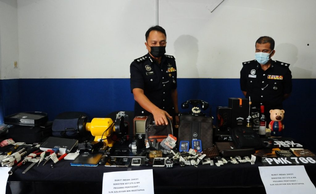 Tiga suspek pecah rumah, curi kereta diberkas Tiga suspek pecah rumah, curi kereta diberkas