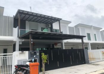 DUA suspek dicekup ketika memecah masuk sebuah rumah di Impiana Bayu, Taman Seri Impian di Kluang, Johor.
