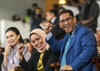 AHMAD Faizal Azumu antara ribuan penyokong yang hadir memberi sokongan kepada skuad hoki negara dalam perlawanan akhir di Stadium Sultan Azlan Shah, Ipoh semalam. - IHSAN FB AHMAD FAIZAL AZUMU