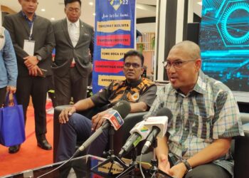 AHMAD Faizal Azumu dalam sidang akhbar selepas menyempurnakan Majlis Perasmian Penutup Program IKLBS Career Fest Zon Tengah dan Majlis Anugerah iDEA 2022 di Nilai, Seremban hari ini.-UTUSAN/BADRUL HAFIZAN MAT ISA.