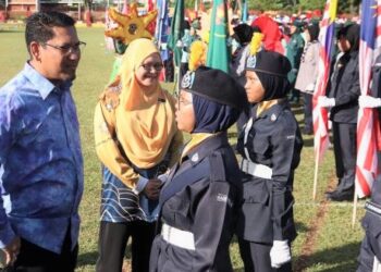 AHMAD Faizal Azumu (kiri) memeriksa perbarisan dan menyampaikan trofi kepada ketua pasukan pada Temasya Sukan SMK Sekolah Raja Perempuan di  Ipoh hari ini. - UTUSAN/MUHAMAD NAZREEN SYAH MUSTHAFA