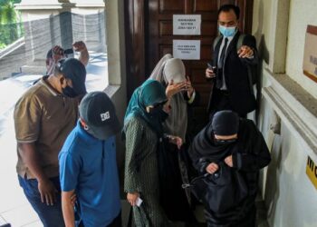 LIMA kakitangan Kementerian Kewangan didenda antara RM1,500 hingga RM2,000 atas tuduhan gagal melaporkan kesalahan penyogokan kepada SPRM di Kompleks Mahkamah Kuala Lumpur hari ini. - FOTO/AMIR KHALID