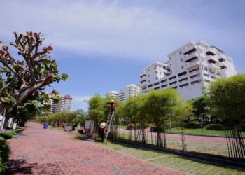PEKERJA pembersihan sebuah hotel Port Dickson, Negeri Sembilan mencantas dahan pokok bagi memastikan keadaan sekitar hotel bersih dan teratur. - UTUSAN/MOHD. SHAHJEHAN MAAMIN.