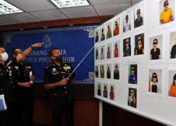 AYOB Khan Mydin Pitchay (kanan) menunjukkan 26 individu yang ditangkap dalam Op Noda dalam sidang akhbar di IPK Johor di Johor Bahru, Johor. -UTUSAN/RAJA JAAFAR ALI