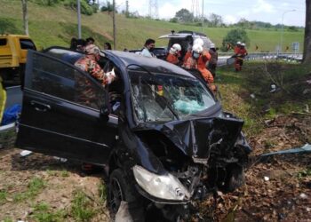 KEADAAN kereta yang melanggar pokok menyebabkan pemandunya, seorang pelajar UPSI  maut di susur keluar Plaza Tol Behrang di  Tanjung Malim hari ini. - UTUSAN/JBPM PERAK