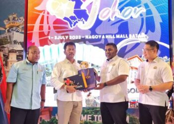 Raven Kumar menyampaikan cenderamata kepada Muhammad Rudi selepas majlis perasmian Ekspo Pelancongan Welcome To Johor dan Promosi Johor-Batam di Nagoya Hill, Batam.