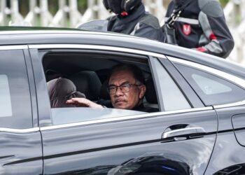 PERDANA Menteri, Datuk Seri Anwar Ibrahim ketika tiba di pintu masuk utama Istana Negara bagi menghadiri Istiadat Mengangkat Sumpah Jemaah Menteri, kelmarin. - UTUSAN/MUHAMAD IQBAL ROSLI