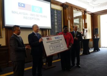 WEE KA SIONG menyerahkan sumbangan kerajaan Malaysia kepada IMO sambil disaksikan Zakri Jaafar (kiri) dan Kitack Lim (kanan). – IHSAN KEMENTERIAN PENGANGKUTAN 