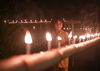 SEORANG kanak-kanak tertarik melihat pelita raya yang dipasang sempena program Pelita Raya Terengganu 2023 di Kampung Budaya Terengganu dekat Muzium Negeri, Losong, Kuala Terengganu, malam tadi. - UTUSAN/PUQTRA HAIRRY ROSLI