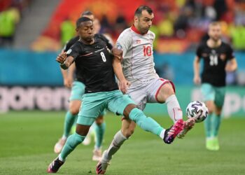 KETUA pasukan Macedonia Utara Goran Pandev (kanan) diasak permain pertahanan Austria, David Alaba dalam aksi pembukaan Kumpulan C Euro 2020. - AFP