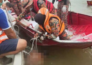 ANGGOTA bomba menaikkan mangsa lemas selepas terjatuh di Sungai Perak berhadapan Pulau Bangau dekat Teluk Intan hari ini. -  IHSAN JBPM PERAK