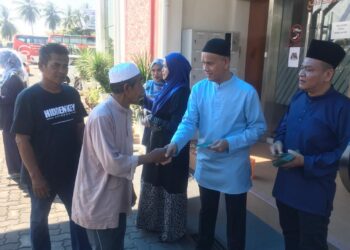 CHE Ibrahim Che Ismail (dua kanan) menyampaikan zakat pada Majlis Pengagihan Zakat di Pejabat E-Mutiara, Panji, Kota Bharu, Kelantan. - UTUSAN/ ROSMIZAN RESDI