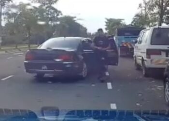 SEORANG pemandu Proton Perdana ditahan polis selepas berlagak samseng menahan pemandu lain yang tidak membenarkannya memotong barisan di Jalan Setia Gemilang U13/45B, Setia Alam di Shah Alam Selangor, hari ini.